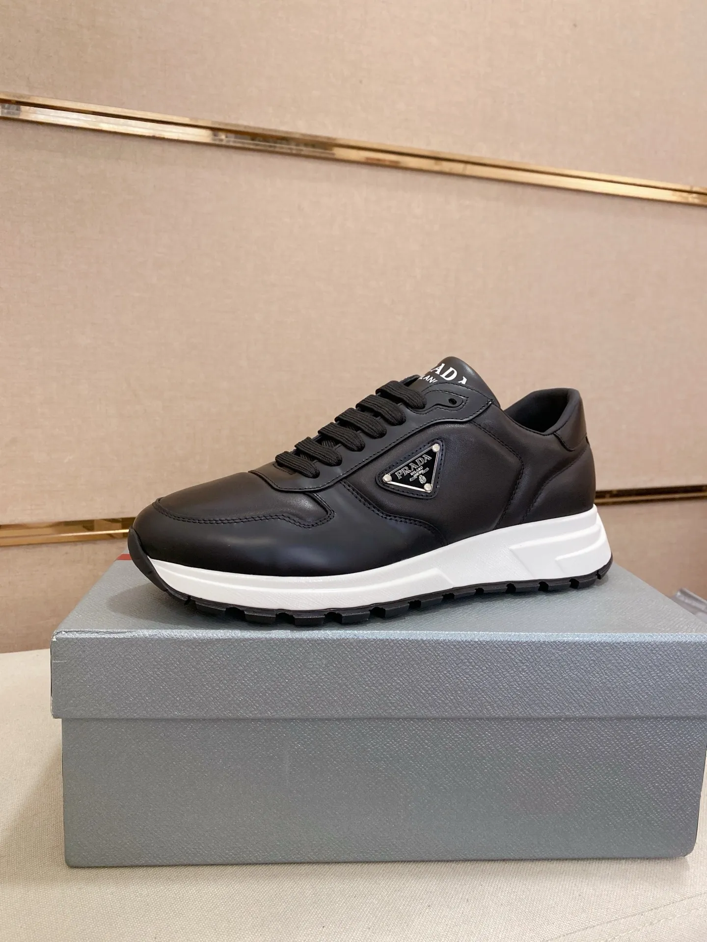 Factory price 540💰 ✔️✔️✔️High version High-quality new PRADA counters are on the market at the same time. The new men's shoes and 😘fabrics are selected from imported first-layer cowhide and are made by pure handcrafts. Lining: Full cowhide lining. 👍🏿 High-end ☄️ air-cushion molded anti-slip rubber outsole, exquisite lines, simple and elegant, comfortable and high-end for leisure travel. Code number: 38 to 44